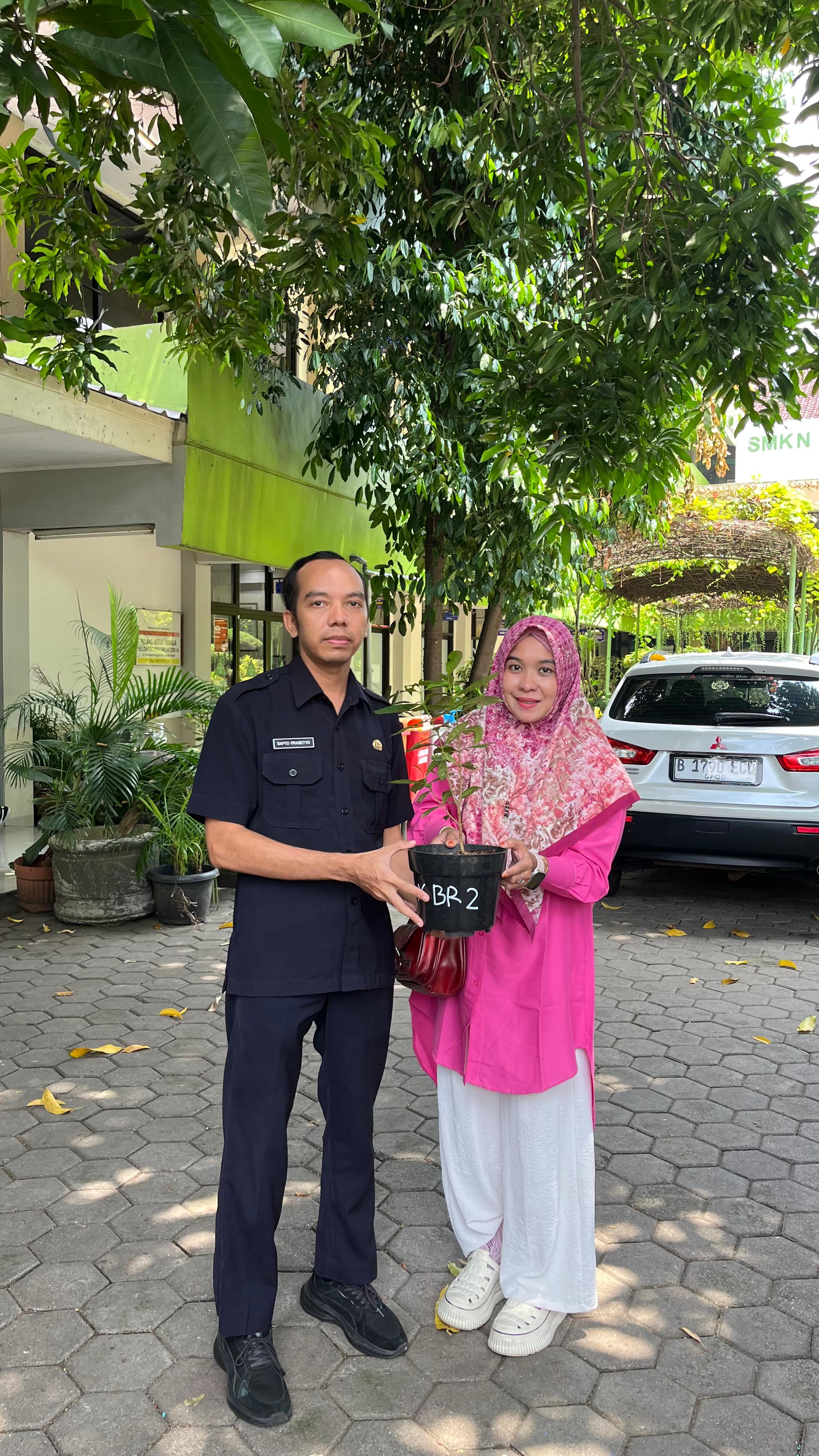 ADIWIYATA SMKN 14 DORONG PENGHIJAUAN LEWAT PENGUMPULAN TANAMAN